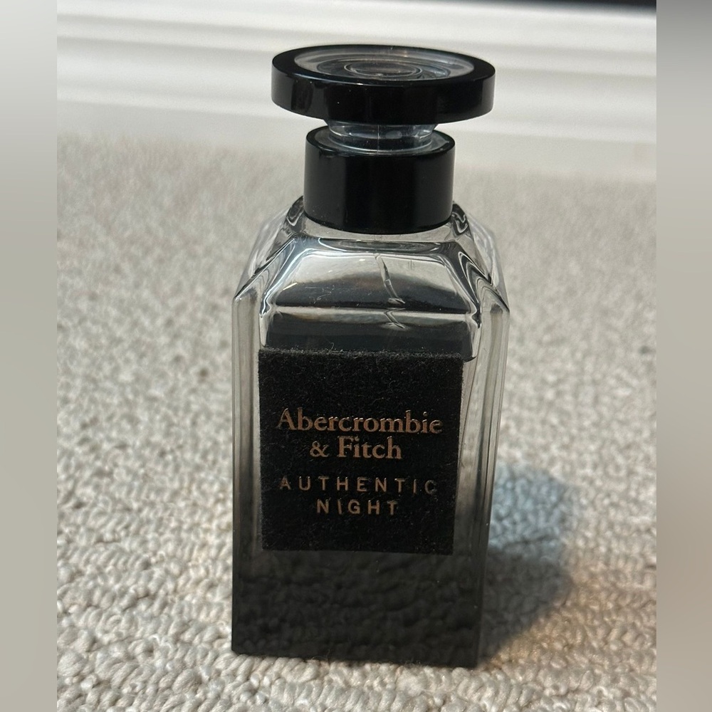 Abercrombie
& Fitch
AUTHENTIC Night